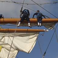 Námořníci pracují na ráhnoví poškozené plachetnice. V okamžiku srážky bylo na palubě 277 námořníků. 