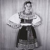 Eva Haňková byla po emigraci do USA hodně aktivní v krajanských spolcích. Na snímku je v kroji, který jí do Ameriky poslala její maminka a který při různých příležitostech využila.