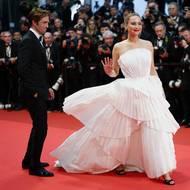 Šaty s plisovaným taftem a kaskádovými vrstvami vzdávaly hold historii módního domu Dior, neboť byly moderní reinterpretací klasického modelu z 50. let.