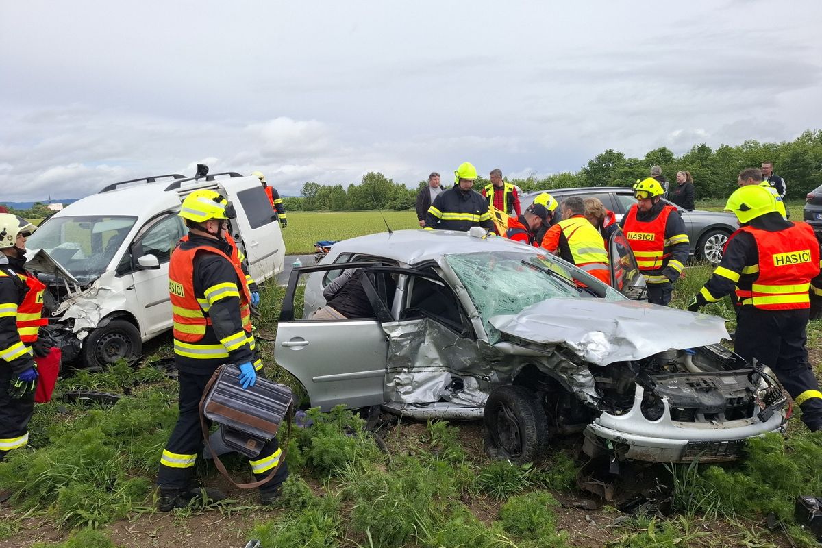 Srážka aut na Olomoucku: zranily se dvě řidičky a pět dětí, hasiči poskytovali i psychologickou pomoc