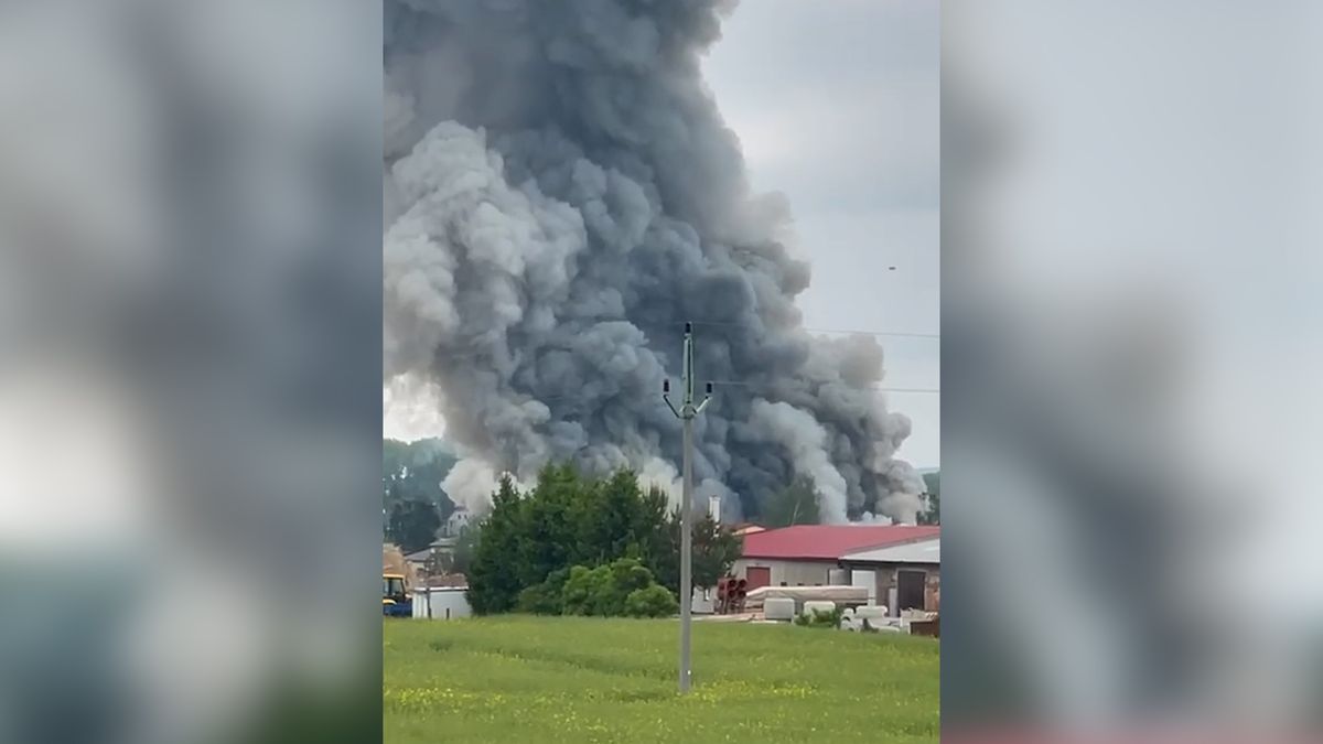 Na Hradecku hoří hala drůbežárny
