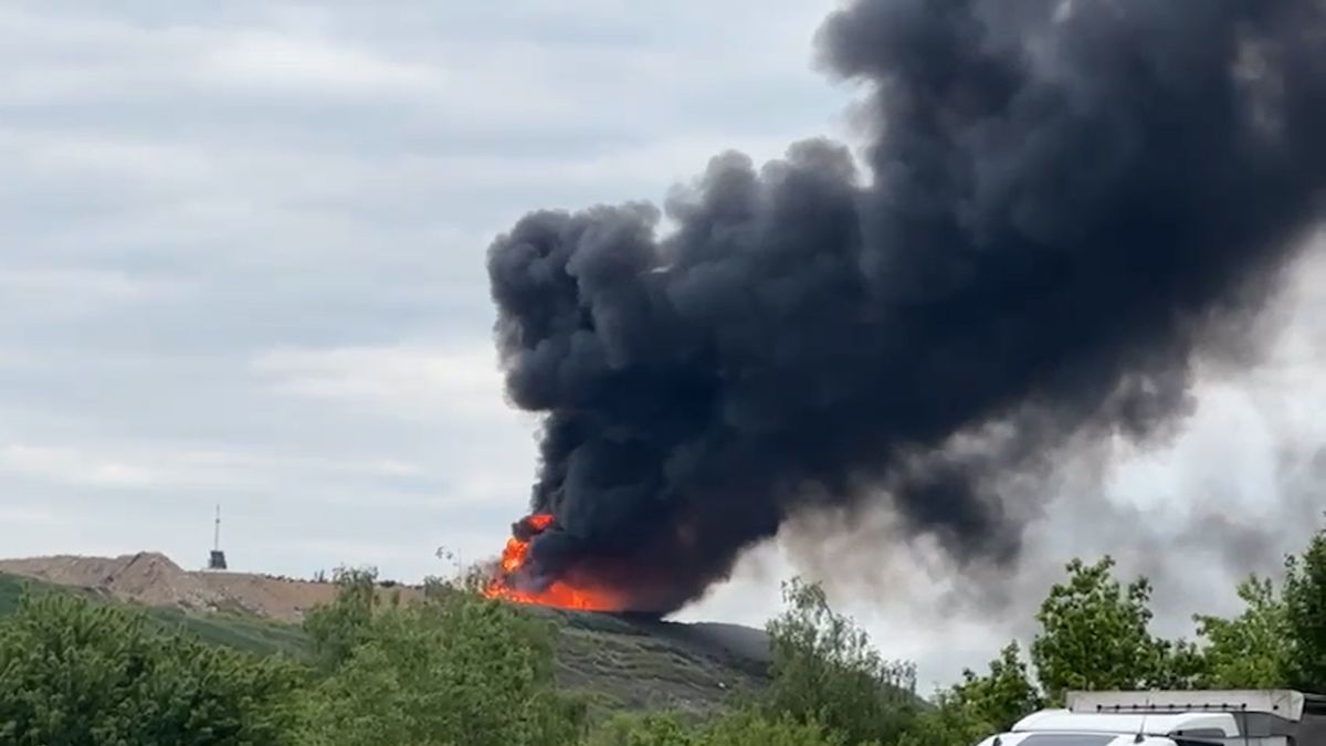 Na skládce v Benátkách nad Jizerou hoří technika, z místa stoupá hustý dým