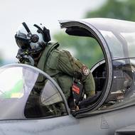 Piloti s sebou mají i speciální vybavení. Třeba voděodolnou kombinézu zabraňující případné hrozbě prochladnutí ve studené vodě. 