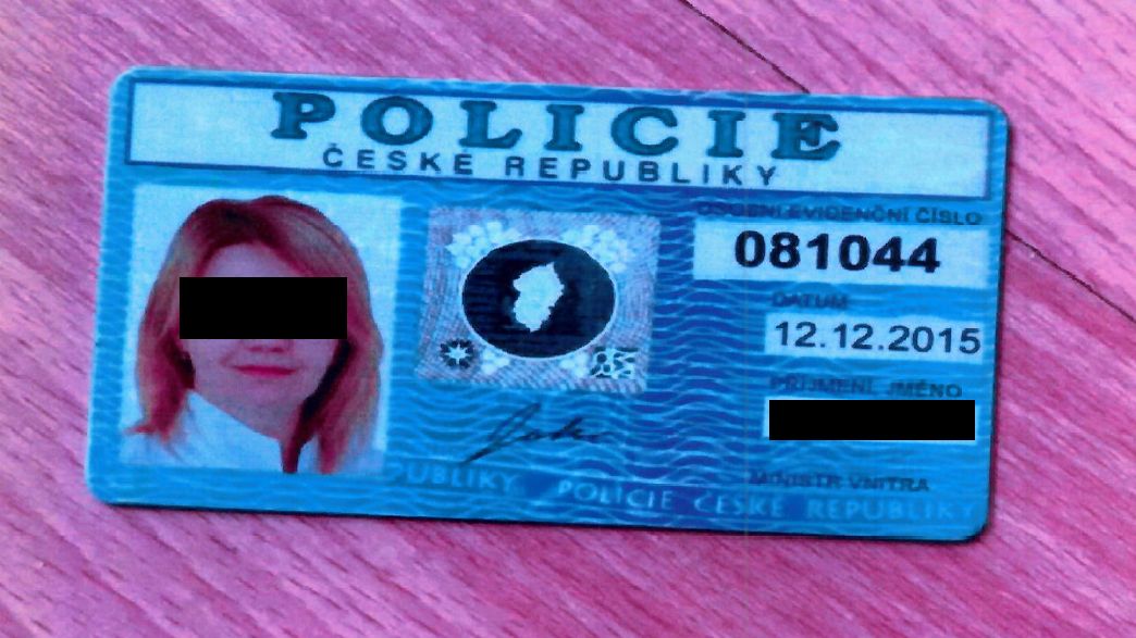Chtěl zachránit účet, tak dal kurýrovi všechny karty i s PIN kódy. Přišel o 700 tisíc
