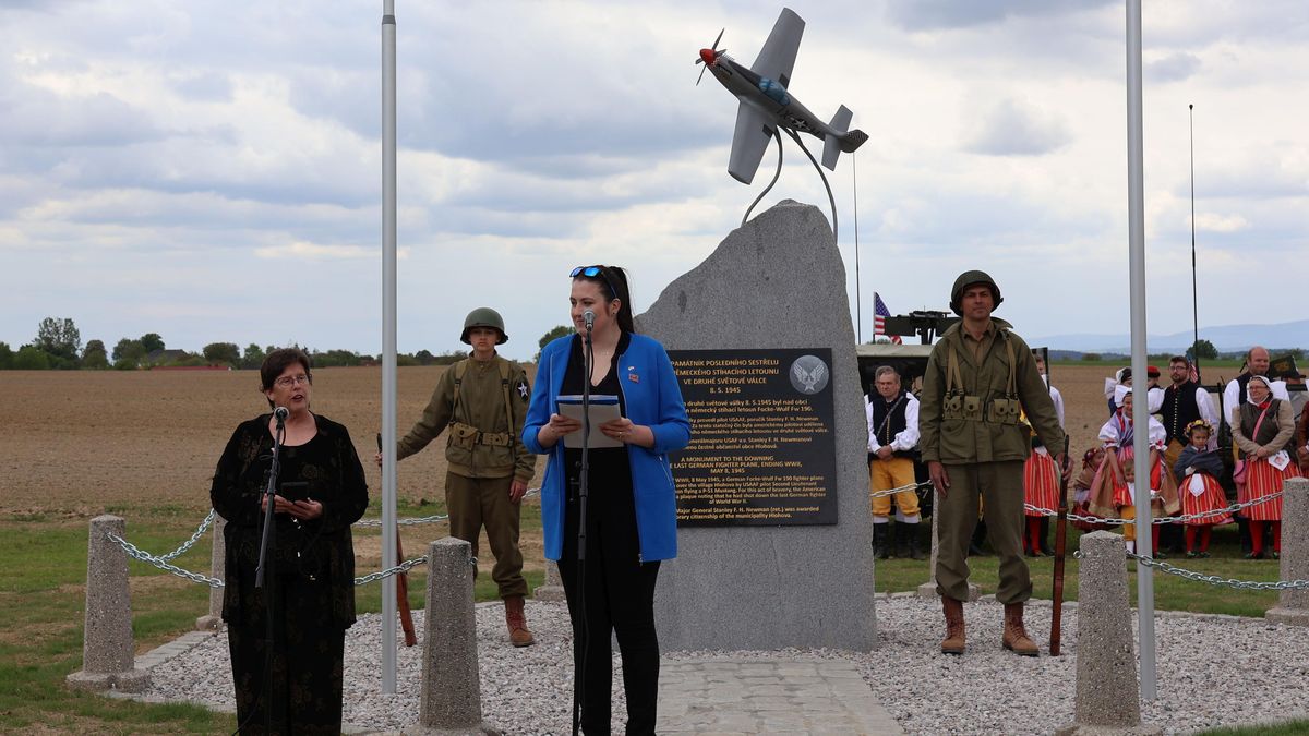 Americký pilot sundal poslední německou stíhačku. Na jeho počest vznikl památník