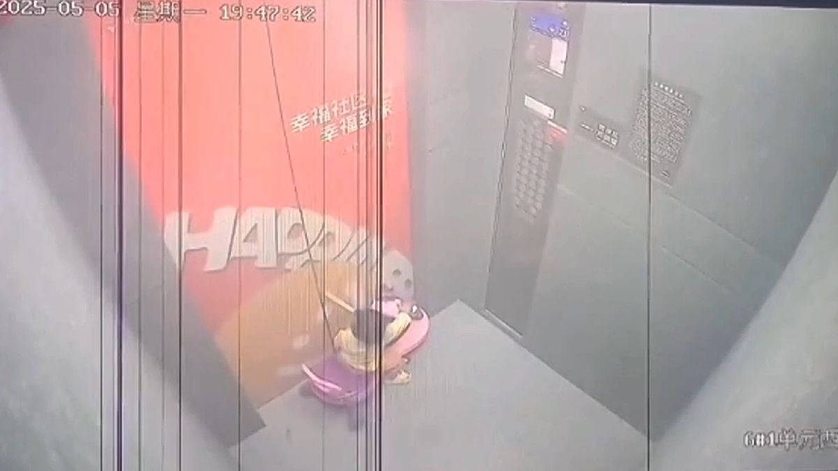 Babička nechala ve výtahu vnučku v autíčku na provázku. A výtah se rozjel