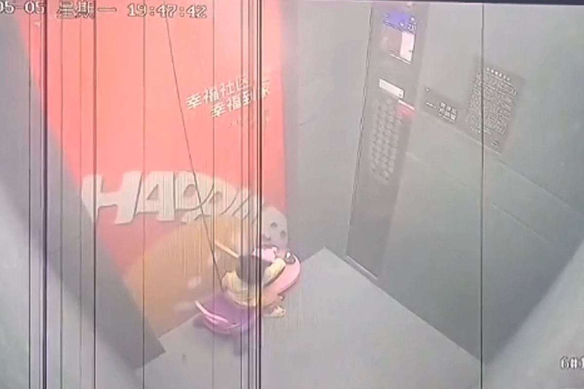 Babička nechala ve výtahu vnučku v autíčku na provázku. A výtah se rozjel