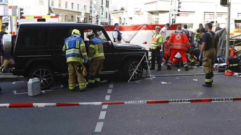 Terénní auto v centru Stuttgartu vjelo do lidí na zastávce nadzemní dráhy
