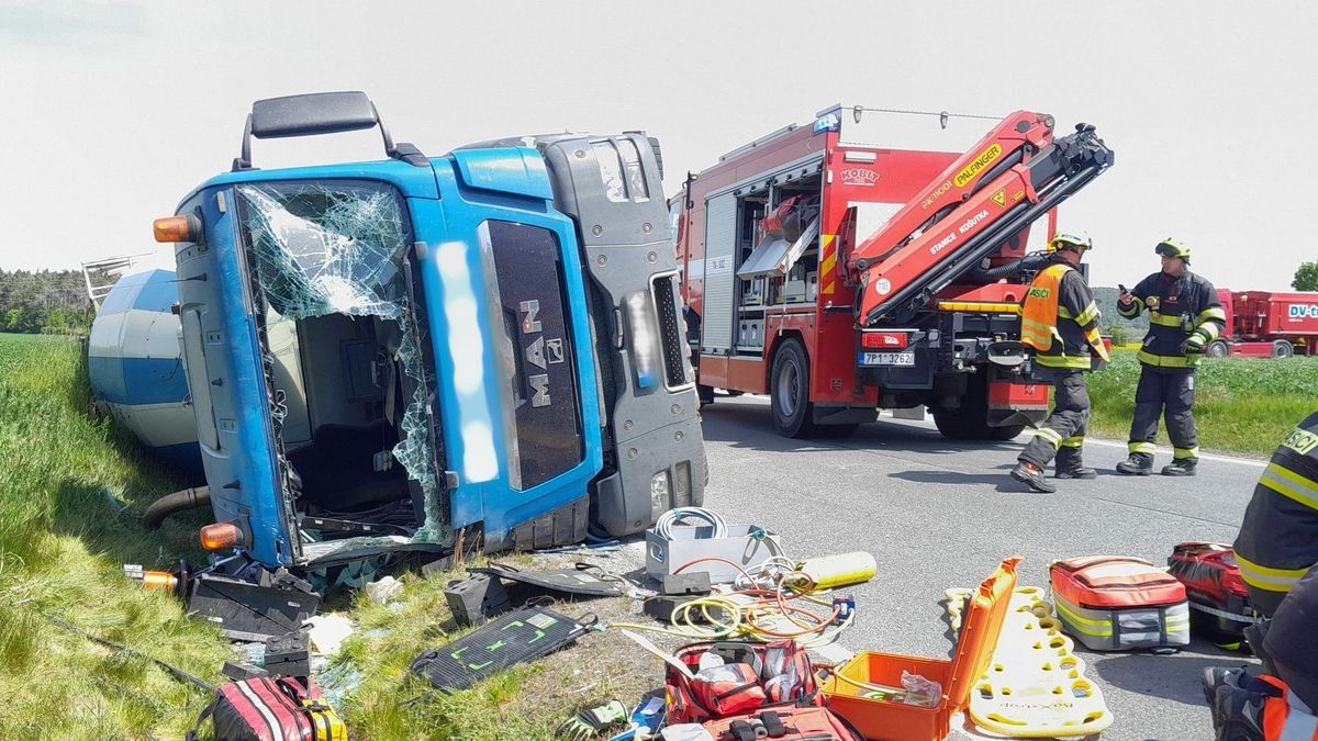 Na Plzeňsku boural domíchávač betonu. Řidič zůstal v kabině zaklíněn