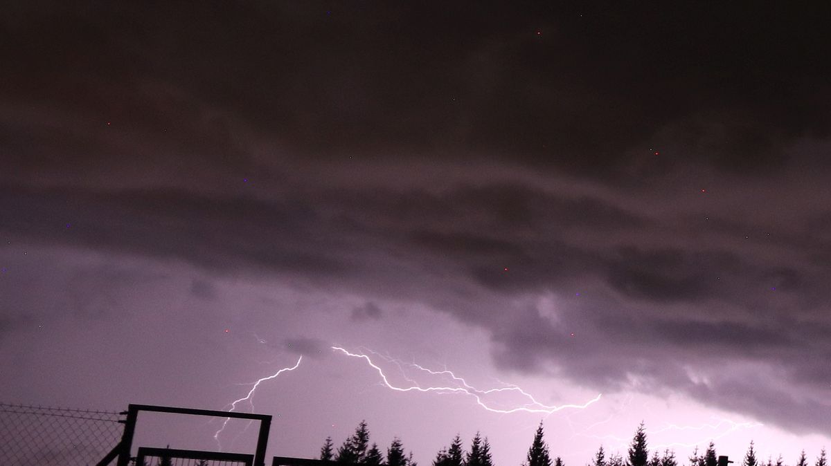 Meteorolog z Churáňova fotil nádhernou noční bouři na Šumavě