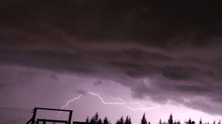 Meteorolog z Churáňova fotil nádhernou noční bouři na Šumavě