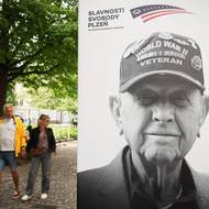 V posledních letech se slavností už téměř neúčastní veteráni. V Kopeckého sadech město připravilo plakáty s podobiznami těch, kteří Plzeň v minulosti navštívili.