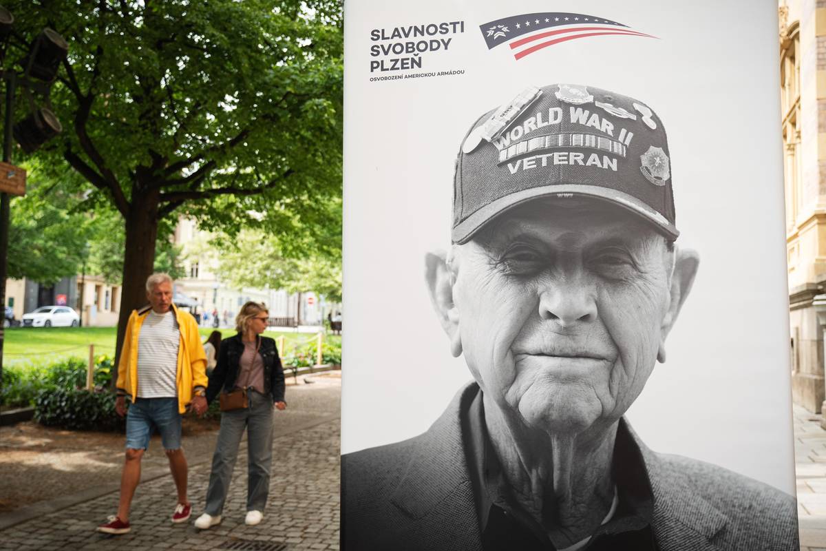 V posledních letech se slavností už téměř neúčastní veteráni. V Kopeckého sadech město připravilo plakáty s podobiznami těch, kteří Plzeň v minulosti navštívili.