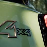 Díky instalaci elektromotoru na zadní nápravu nabídne pohon všech kol.