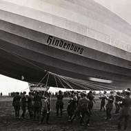 Očekávaný scénář přistání. Vzducholoď měla spustit lana a být přitažena na zem, přímo v Lakehurstu už to měli nacvičené z minulého roku. S žádným požárem se nepočítalo.