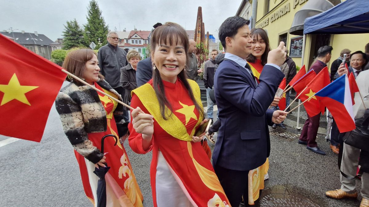 Vietnamské sirotky v Chrastavě navštívil i strýček Ho Či Min. Událost připomíná pamětní deska