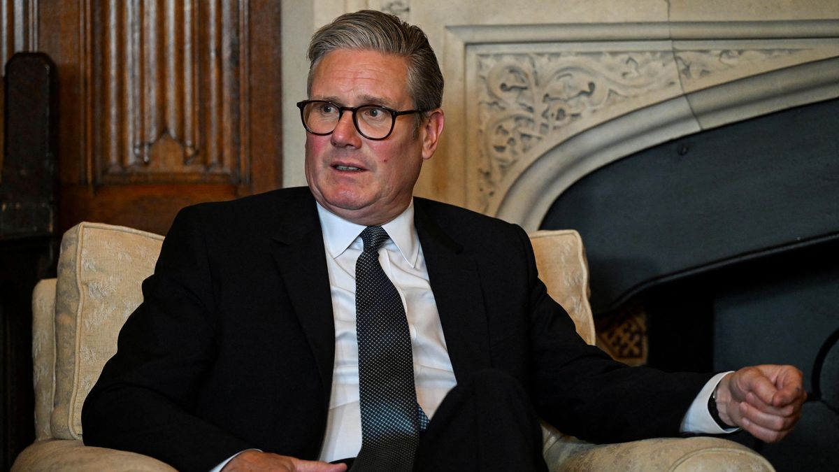 Británie přechází válečným tempem do bojové pohotovosti, oznámil Starmer