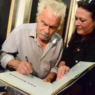 Mistr se podepisoval svým fanouškům, a hlavně fanynkám.