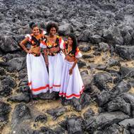 Místní obyvatelstvo jsou částečně Francouzi a částečně Kreolové. 