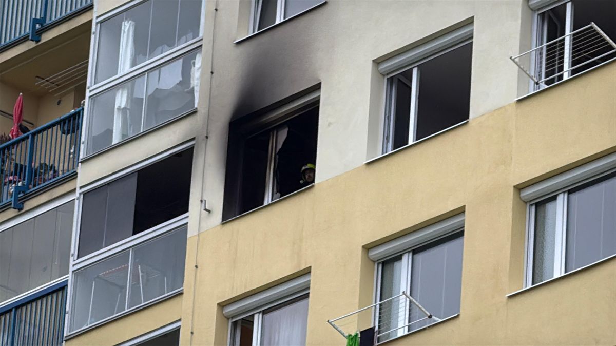 Při nočním požáru na pražském Chodově zemřel člověk