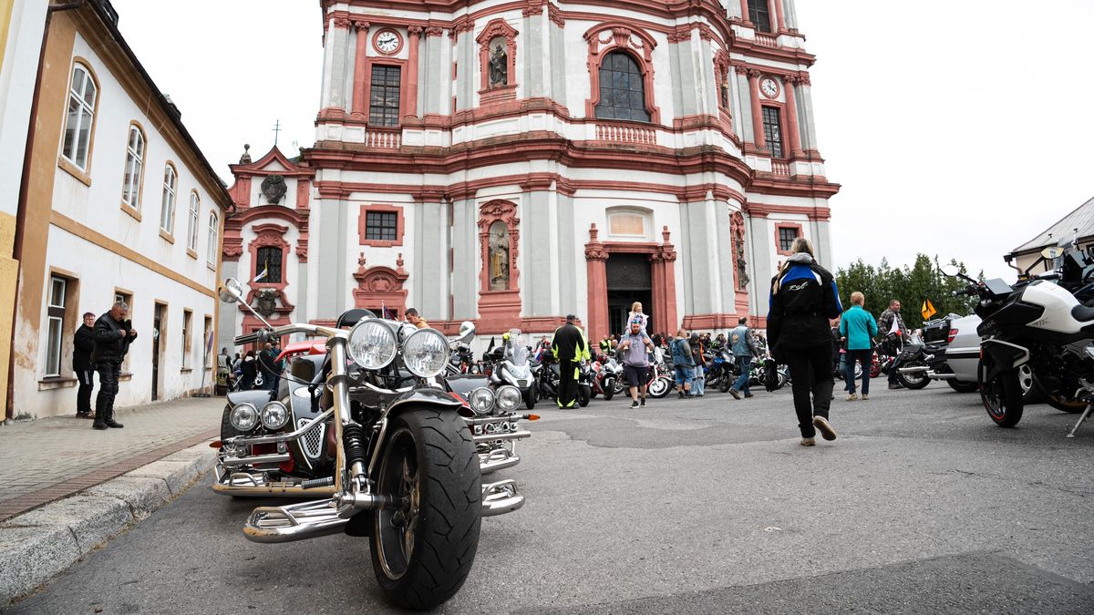FOTO: Motorky a kostel. Na severu Čech se sjeli na žehnání motorek