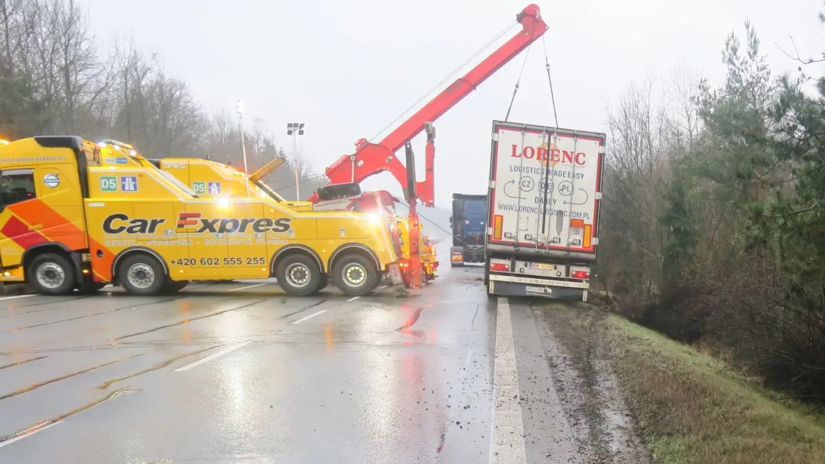 Kamionu se na D5 odpojil návěs. Byla to chyba řidiče, uzavřela policie