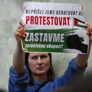 Na debatě se objevilo několik propalestinských podporovatelů.