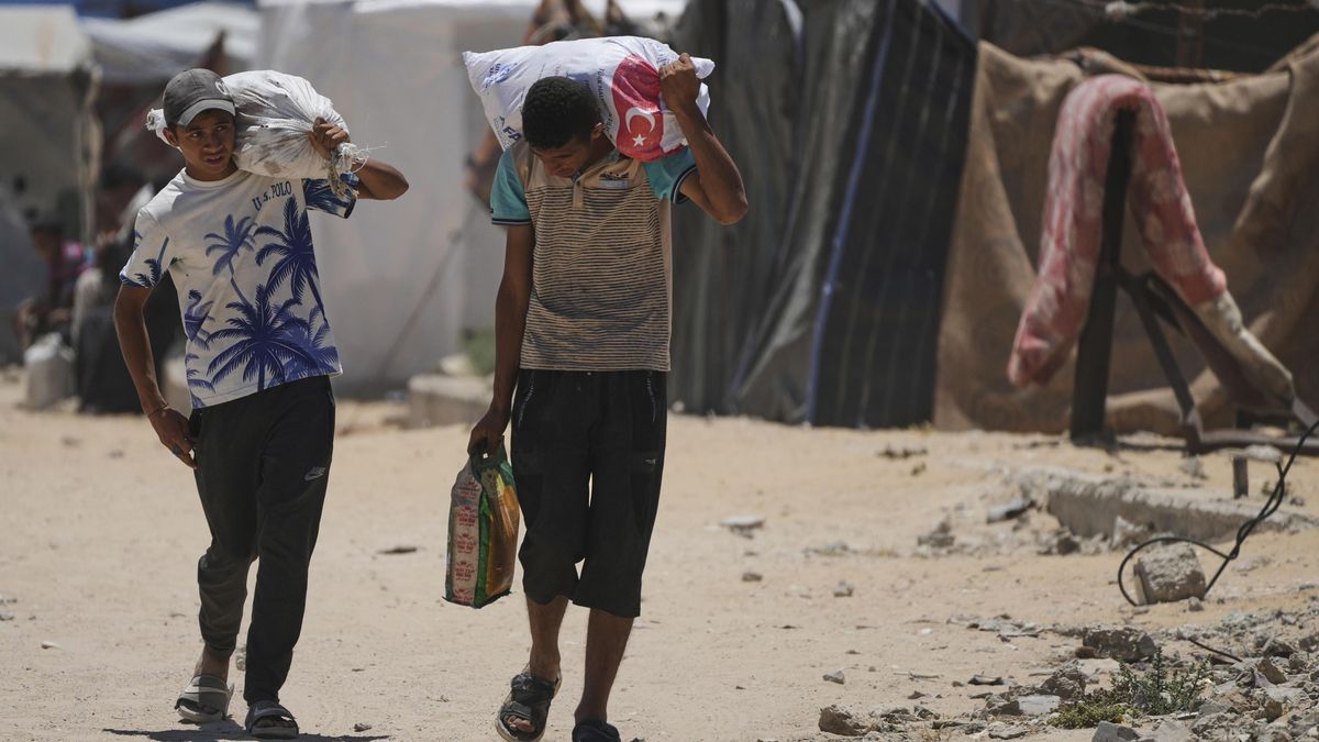 Dav hladových Palestinců vtrhl do skladu potravin OSN, dva lidé zemřeli