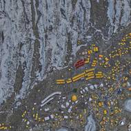Květen je nepříhodnější pro výstup na Everest. Základní tábor je plný. 
