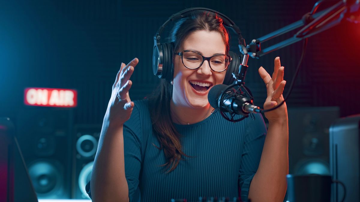 Rádio používalo místo moderátorky umělou inteligenci. Půl roku si toho nikdo nevšiml