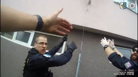 Ze sedmého patra po hromosvodu. Policie natočila dramatický úprk ženy po výbuchu v Ostravě