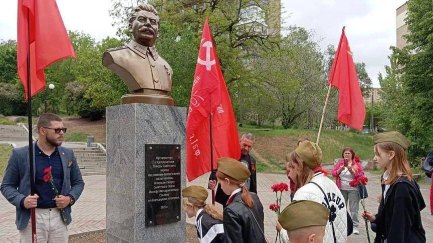 Rusové postavili v okupovaném Melitopolu pomník Stalina