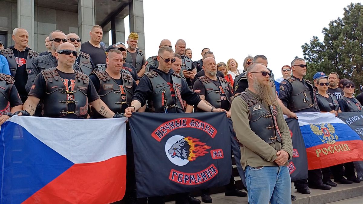 Noční vlky čekali v Bratislavě protestující s ukrajinskými vlajkami