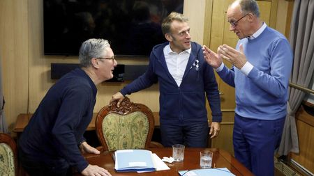 Byl to obyčejný kapesník. Elysejský palác utnul dezinformace o Macronově kokainu ve vlaku do Kyjeva