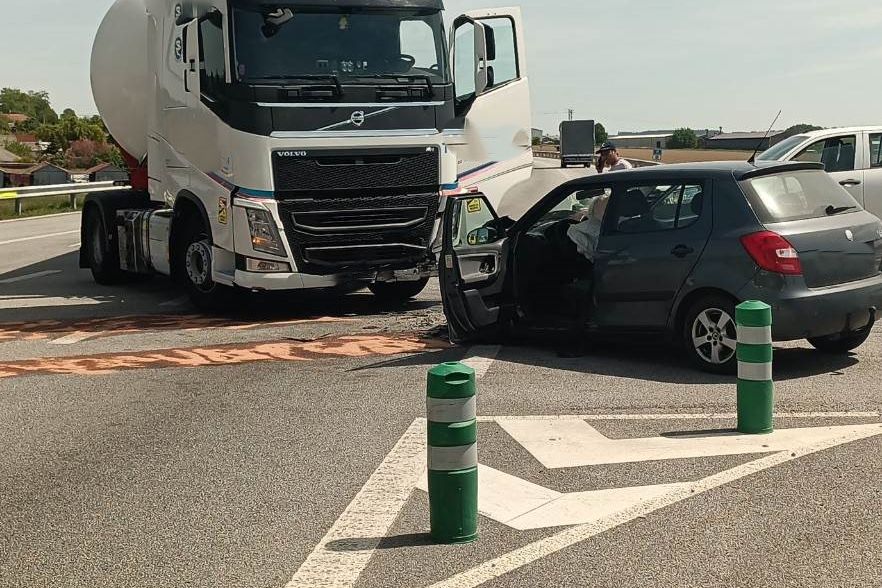 Fabia se na Táborsku srazila s cisternou. Zranily se dvě ženy