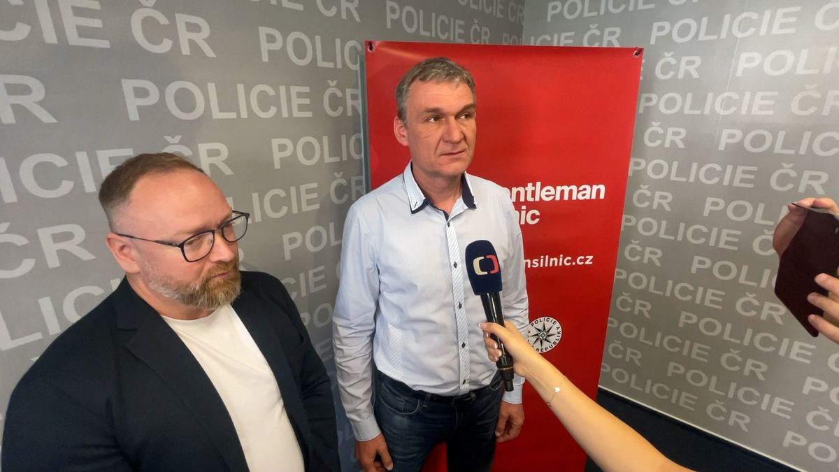 Auto se zřítilo ze srázu do vody, vzpomínají zachránci, kteří dostali titul Gentleman silnic