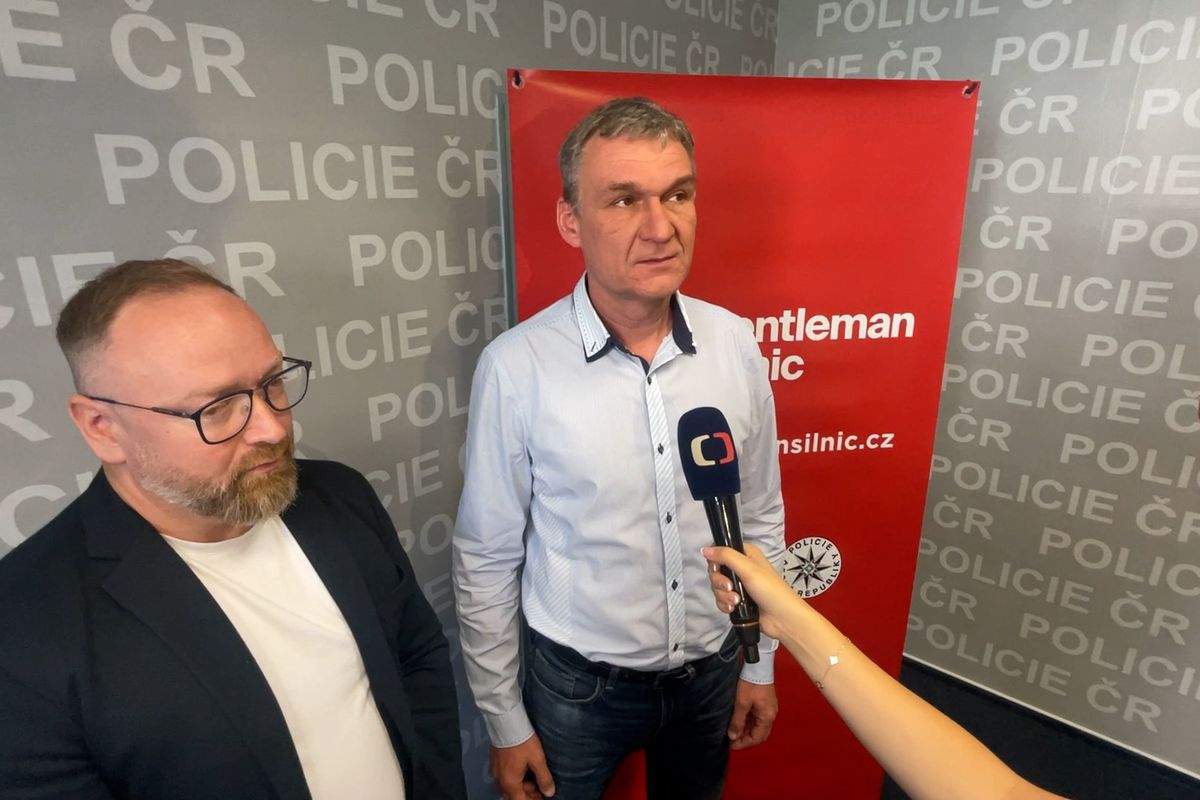 Auto se zřítilo ze srázu do vody, vzpomínají zachránci, kteří dostali titul Gentleman silnic