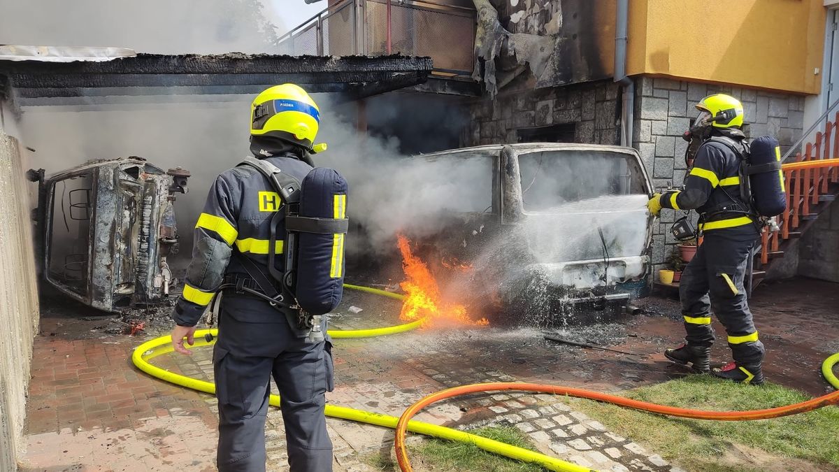 Neopatrný svářeč si podpálil u Opavy přístřešek se dvěma auty, oheň poškodil i sousedův dům