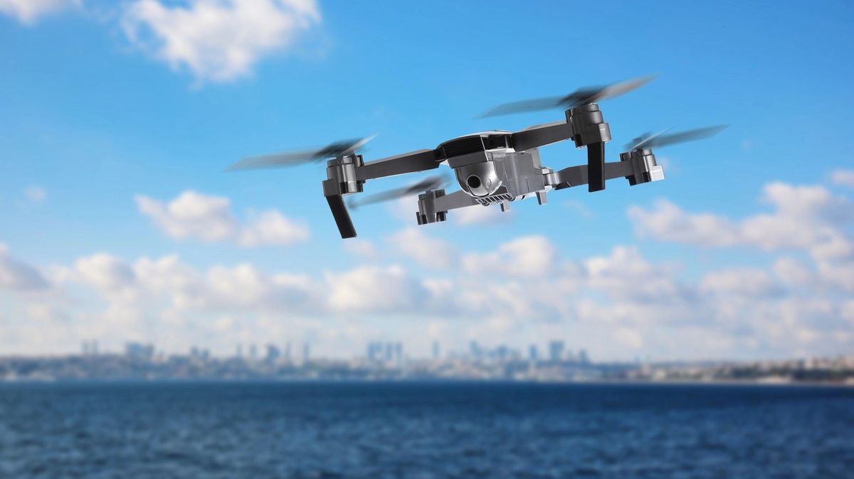 Rybář pomohl tonoucí dívce, dronem jí poslal záchrannou vestu