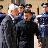 Ukrajinský prezident Volodymyr Zelenskyj přijel v neděli na návštěvu Česka. Na Pražském hradě jej přijal prezident Petr Pavel.