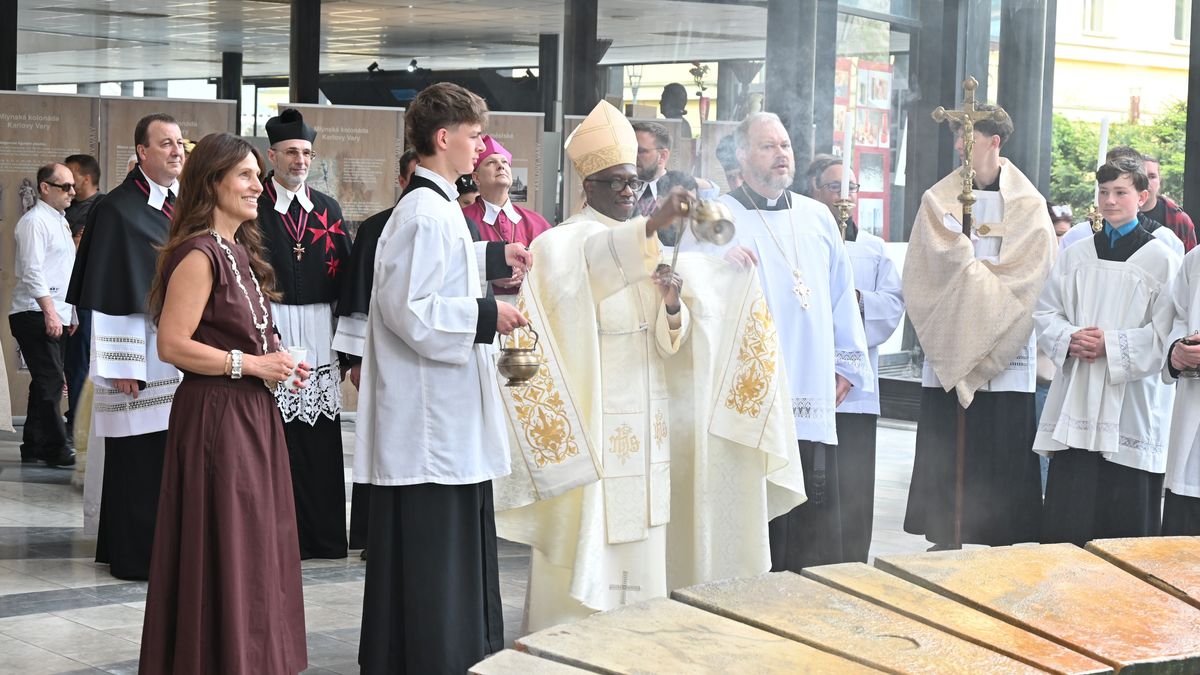 Karlovy Vary zahájily lázeňskou sezonu. Přijel král Karel IV. i apoštolský nuncius