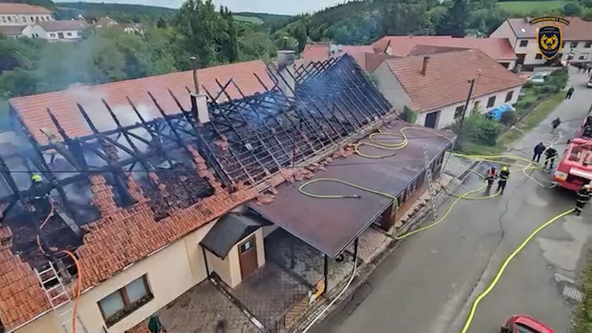 Hostinci na Tišnovsku shořela střecha a plameny málem poničily i obecní úřad