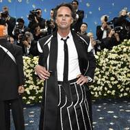 K vidění byly na mužích i sukně. Model z dílny značky Thome Browne oblékla i hvězda Bílého lotosu Walton Goggins.