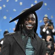 Shaboozeyho zuby pro změnu zářily modře stejně jako korálky, které zdobily ve vrstvách celý hrudník.