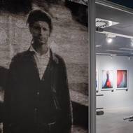 Galerie Tančící dům v Praze nabízí od 6. května do 21. října 2025 retrospektivní výstavou věnovanou Robertu Vanovi.