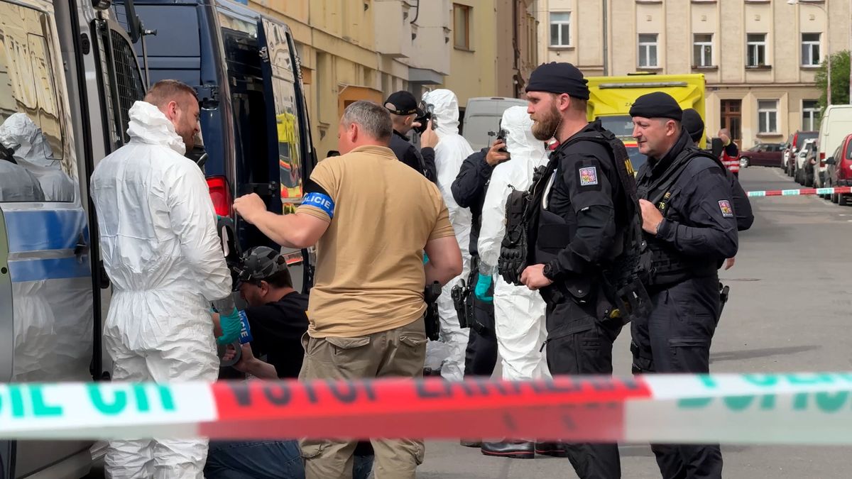 Další policejní zásah kvůli novým drogám. Policie prohledává byt mrtvého narkomana