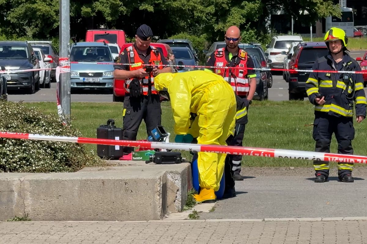 V Dejvicích někdo ztratil sáček s drogou, hasiči zasahovali v ochranných oblecích