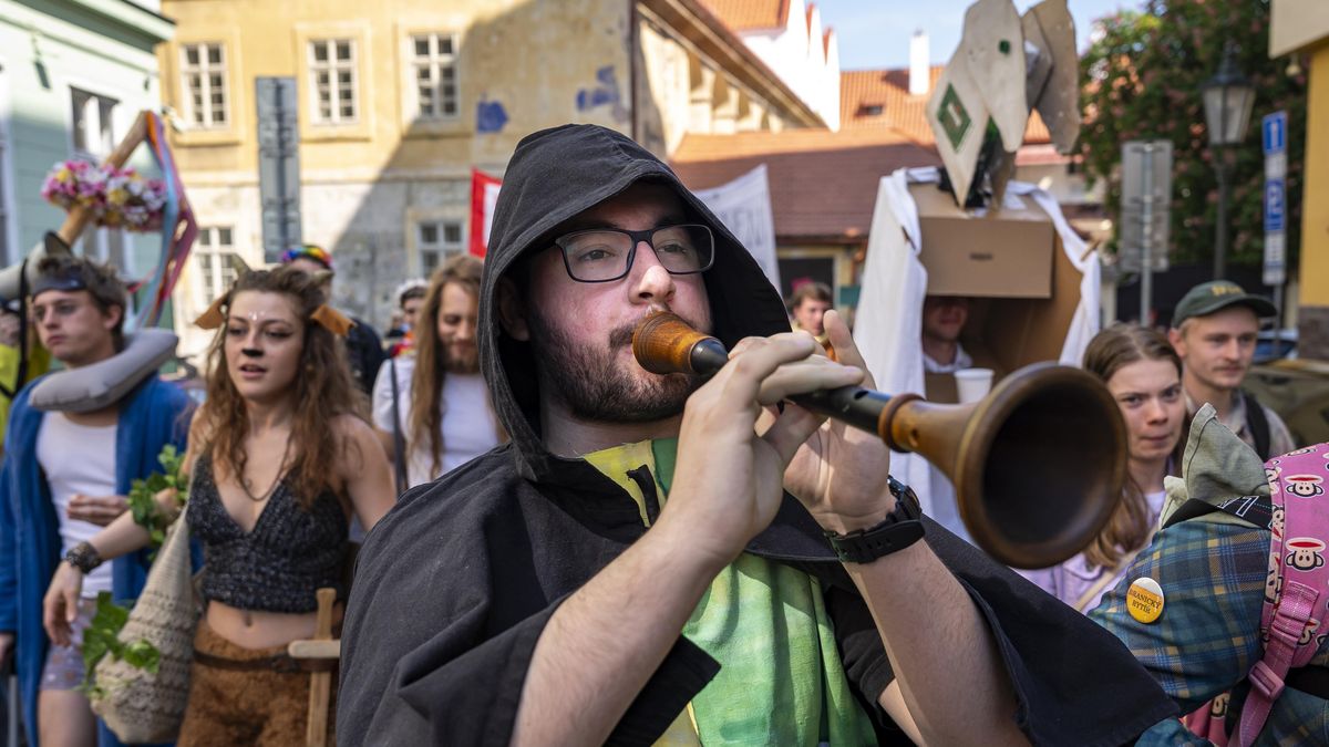 FOTO: Slavnosti jara, průvod studentů i demonstrace anarchistů