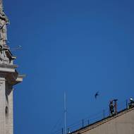 Instalace komína proběhla v čase, kdy kardinálové dorazili do Vatikánu na další den předkonkláve, kde se věnovali dalším diskusím o potřebách katolické církve do budoucna a o tom, jaký papež by ji měl vést.  Těchto konzultací se účastní všichni kardinálové, včetně těch starších 80 let, kteří nejsou oprávněni volit v samotném obřadu.