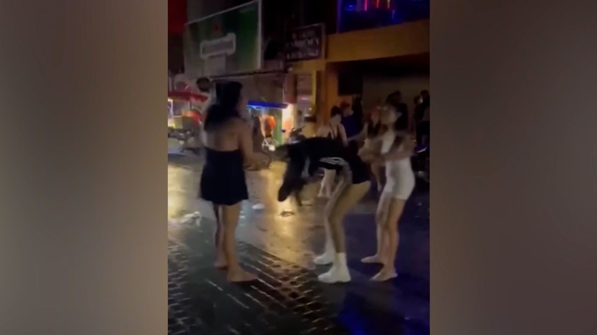 Pěsti, kopance a tahání za vlasy. Thajské prostitutky se na ulici rvaly o bohaté zákazníky, turisté natáčeli